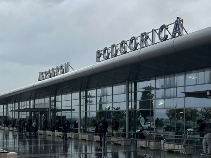 U Podgoricu sletio avion s evakuisanim državljanima Crne Gore