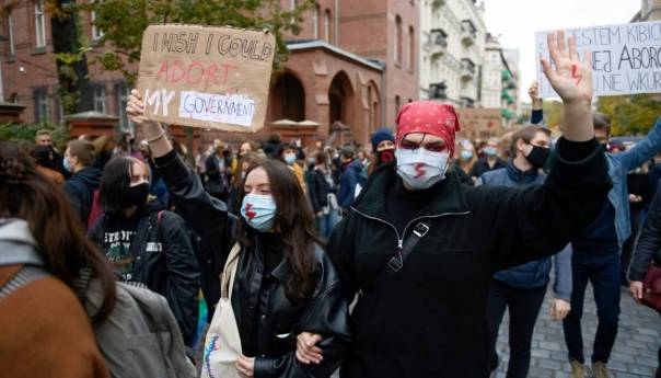 U Poljskoj nakon protesta protiv zabrane pobačaja privedeno 14 osoba