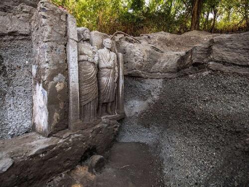 U Pompejima tokom iskopavanja grobnice otkrivene dvije skulpture u gotovo prirodnoj veličini