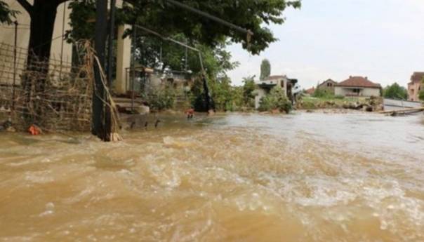 U poplavama i klizištima poginule 22 osobe