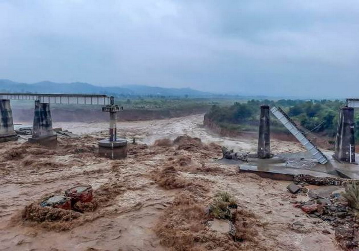 U poplavama i klizištima u Indiji poginulo najmanje 50 osoba