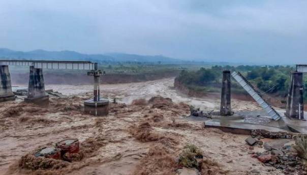 U poplavama i klizištima u Indiji poginulo najmanje 50 osoba