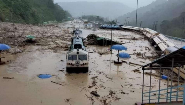 U poplavama i pod klizištima u indijskoj državi Assam poginulo 25 osoba
