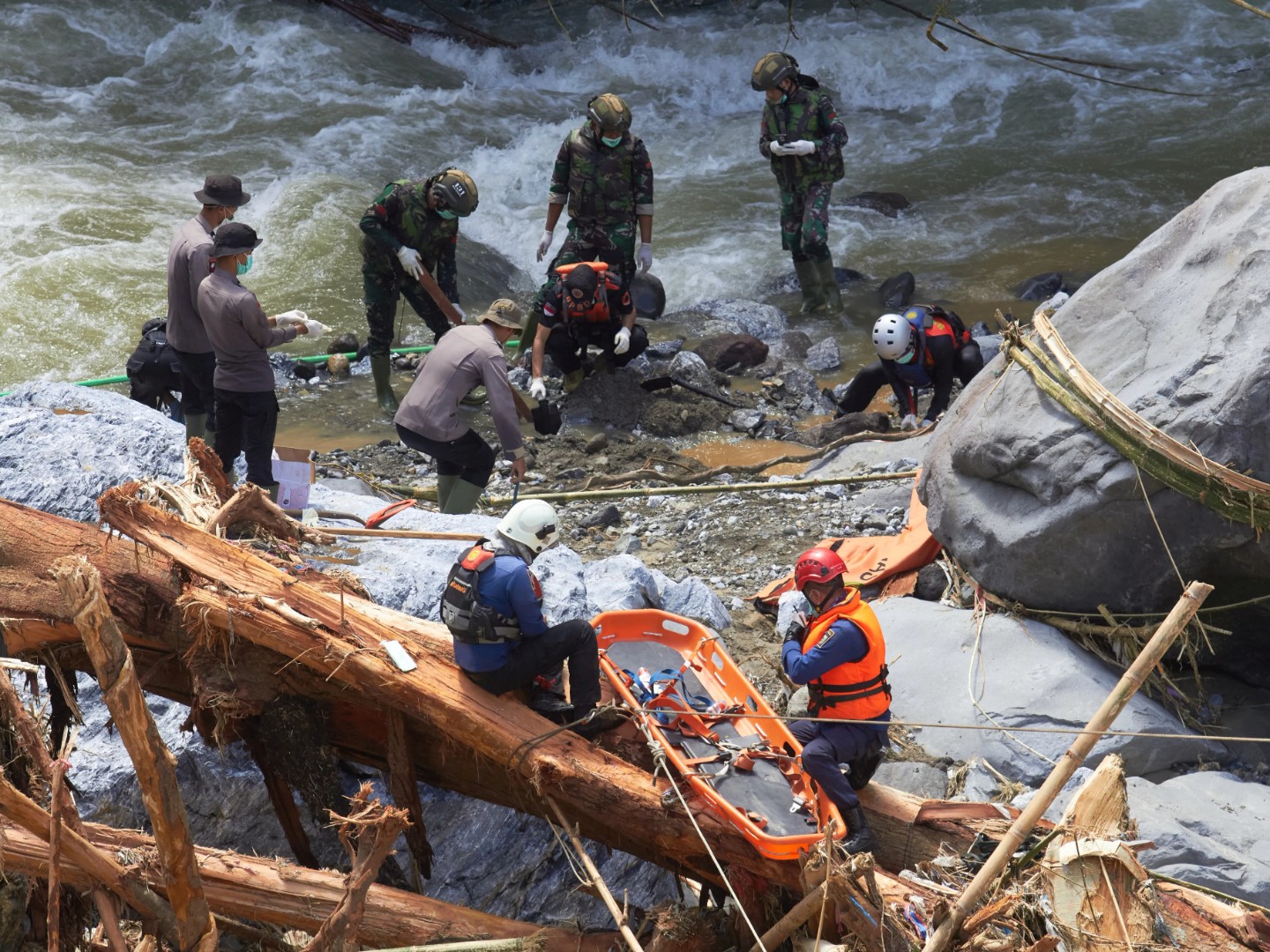 U poplavama na Šri Lanki poginulo 410 ljudi