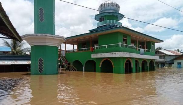 U poplavama u Indoneziji smrtno stradala tri učenika u školskoj učionici