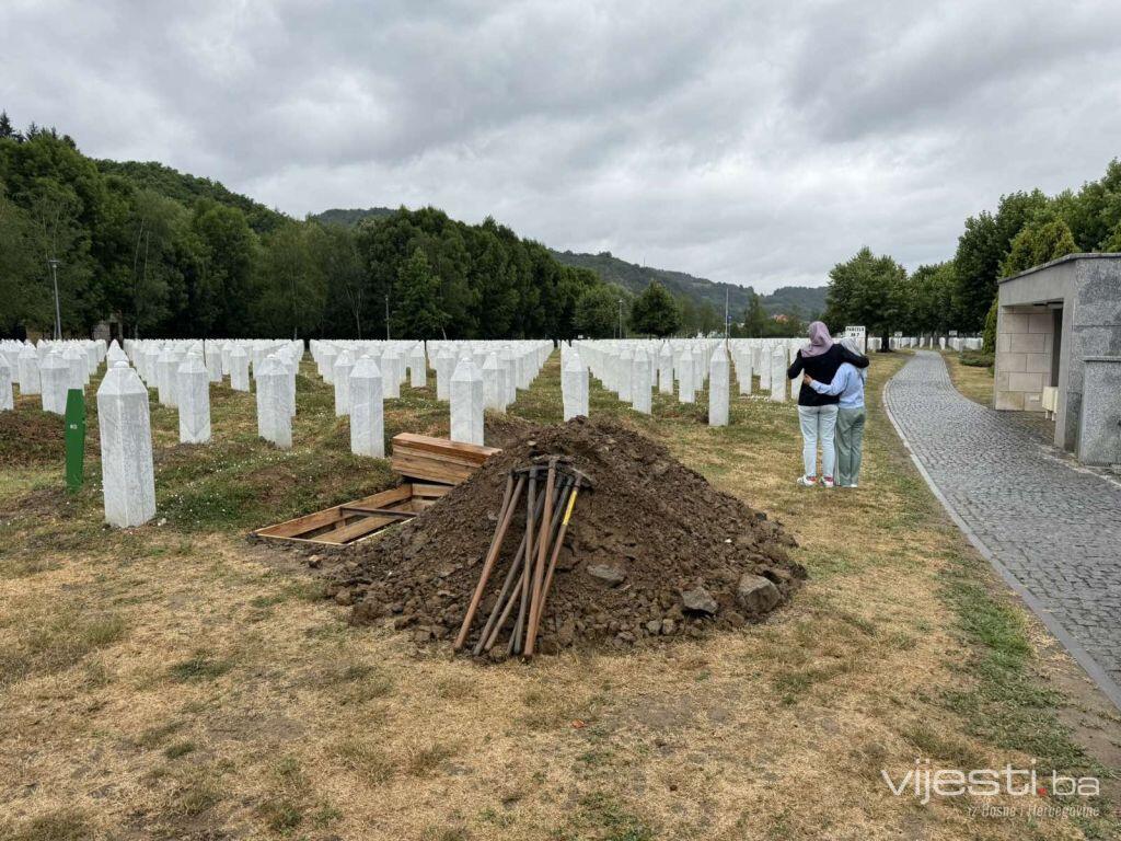 U Potočarima iskopani mezari za sedam žrtava genocida u Srebrenici