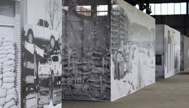 U Potočarima otvorena izložba 'Ožiljci' Paula Lowea o opsadi Sarajeva