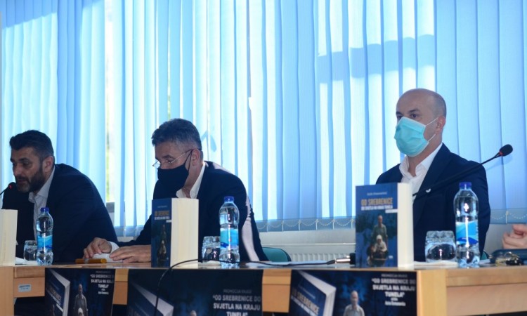 U Potočarima predstavljena knjiga 'Od Srebrenice do svjetla na kraju tunela'