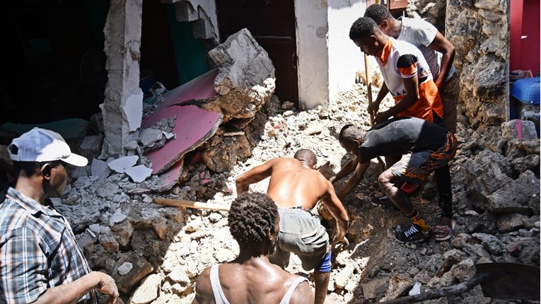U potresu na Haitiju najmanje 304 mrtvih i 1800 povrijeđenih