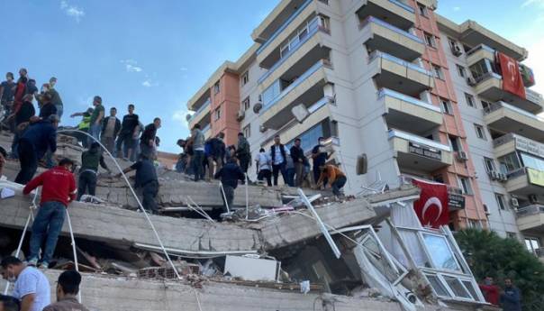 U potresu u Izmiru poginulo 36 osoba, 885 povrijeđeno