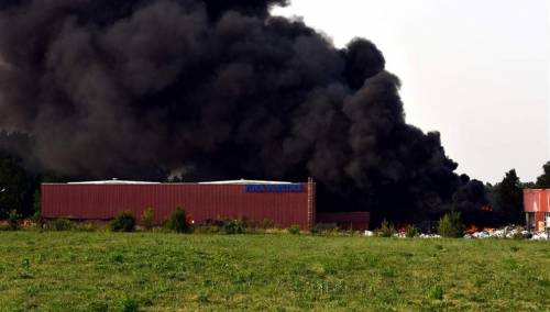 U požaru u Brčkom povrijeđeno više osoba, uključujući 10 vatrogasaca