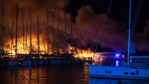 U požaru u marini u Kaštel Gomilici izgorjelo pet većih jahti