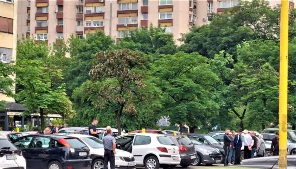 U požaru u Tuzli oštećena tri automobila