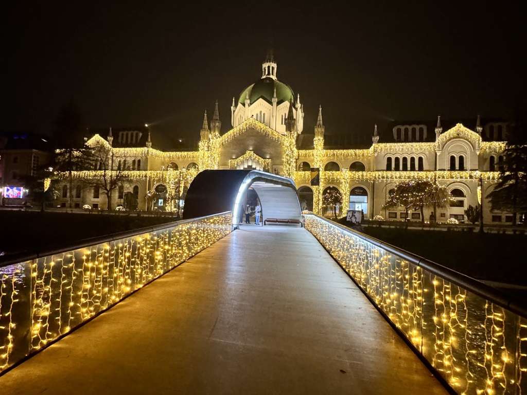U prazničnom ruhu zasjala zgrada Likovne akademije i Obala Maka Dizdara