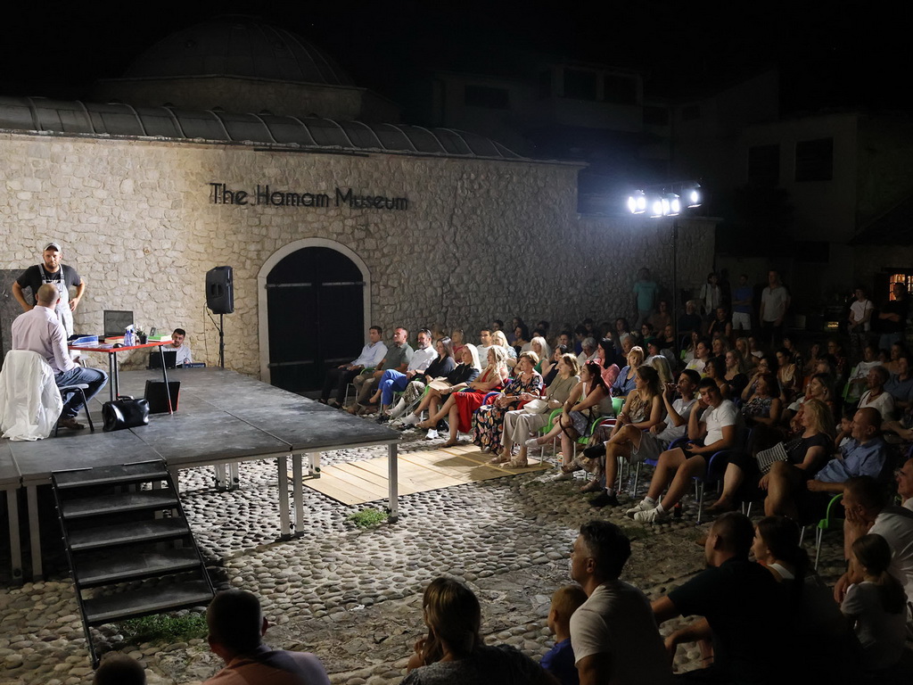 U predivnom ambijentu uz mnogobrojnu publiku odigrana predstava 
