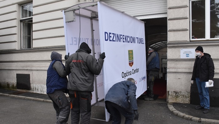 U predulazu Općine Centar postavljen dezinfikacioni tunel