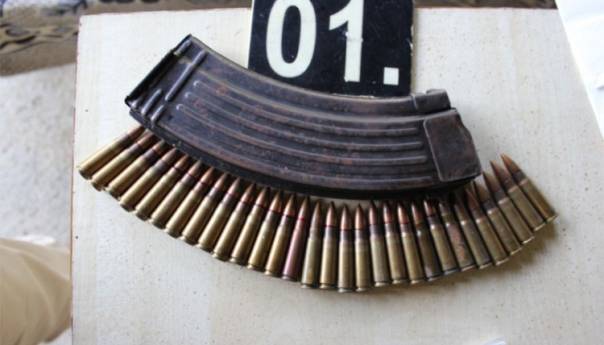 U pretresima pronađena droga, novac, oružje i municija