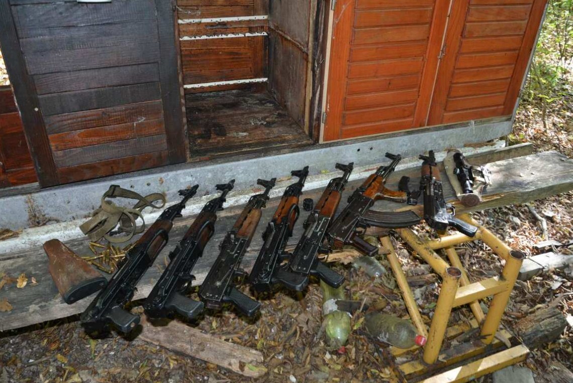 U pretresima pronađeno i oduzeto oružje i oprema za uzgoj droge