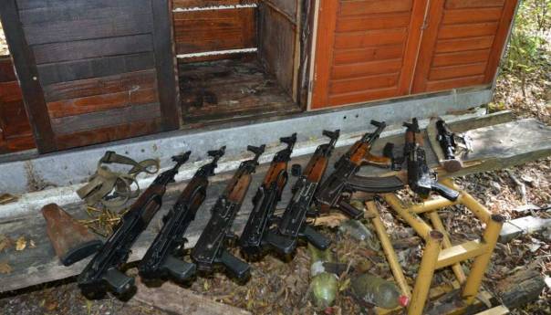 U pretresima pronađeno i oduzeto oružje i oprema za uzgoj droge