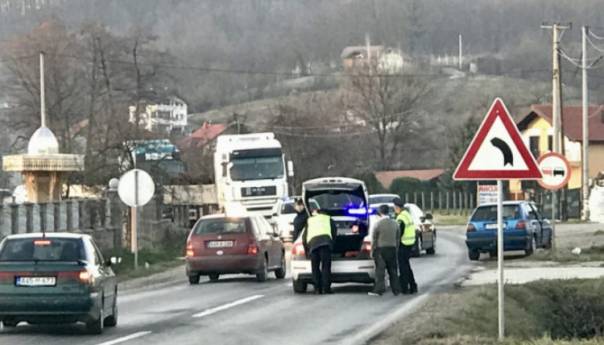 U prevrtanju kombija povrijeđen vozač