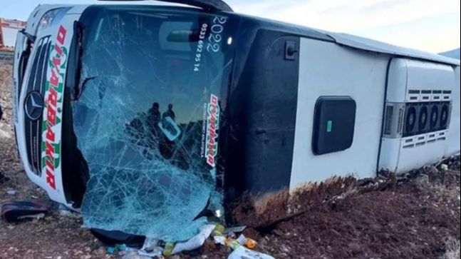 U prevrtanju putničkog autobusa poginulo najmanje osam osoba