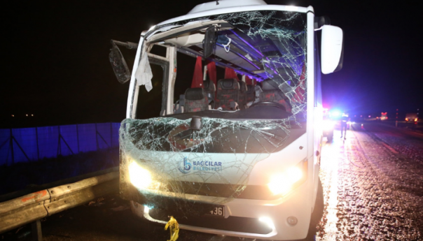 U prevrtanju putničkog autobusa u Turskoj poginule tri, povrijeđeno 19 osoba