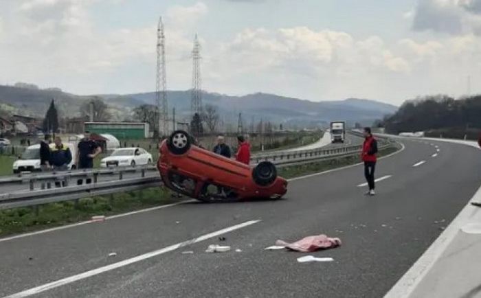 U prevrtanju vozila na autoputu kod Kaknja povrijeđena jedna osoba