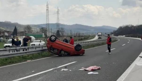 U prevrtanju vozila na autoputu kod Kaknja povrijeđena jedna osoba