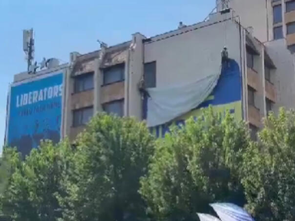 U Prištini bijesni na Zelenskog, uklonili zastavu Ukrajine iz centra grada