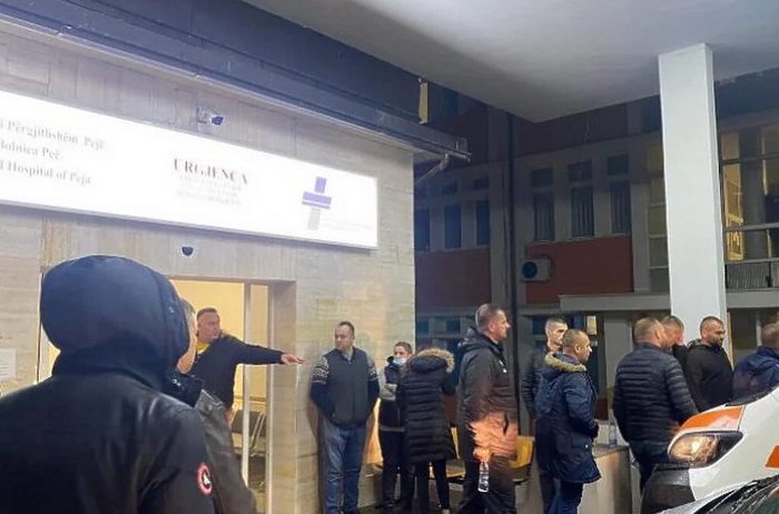 U pucnjavi na autobus kod Dečana stradale tri osobe