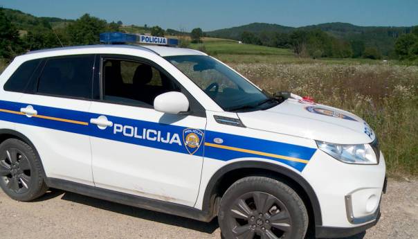 U pucnjavi u Kaštelima ubijen muškarac, dva ranjena