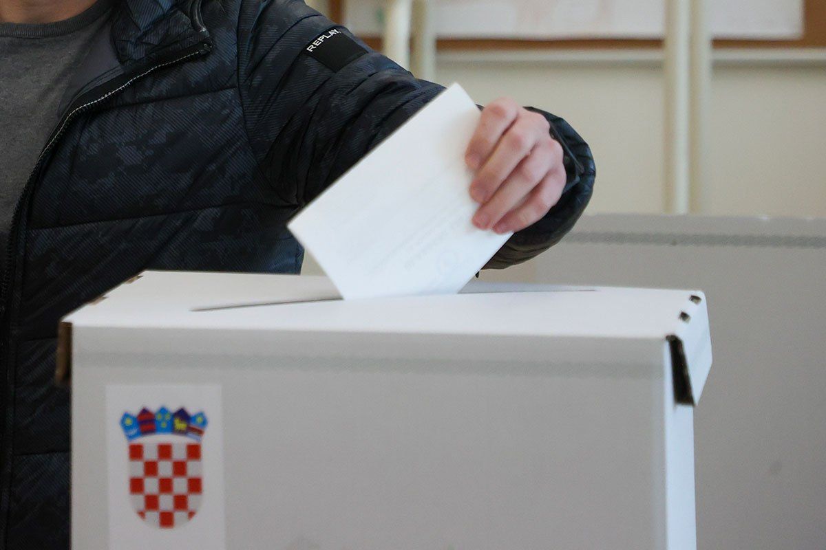U Rijeci preminuo glasač na biračkom mjestu