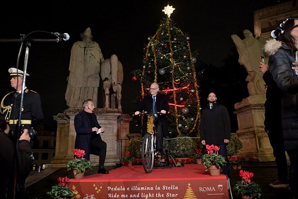 U Rimu božićno drvce osvijetljeno snagom pedala usljed energetske krize