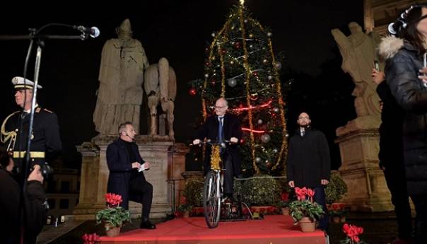 U Rimu božićno drvce osvijetljeno snagom pedala usljed energetske krize