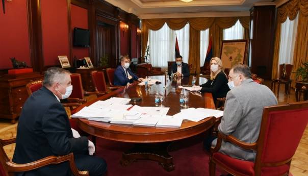 U RS dezinfekcija bolnica i karantina te zabrana kretanje više od tri osobe