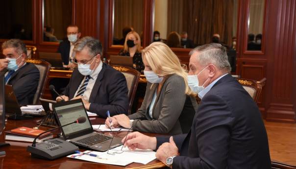 U RS se obustavlja nastava na sedam dana