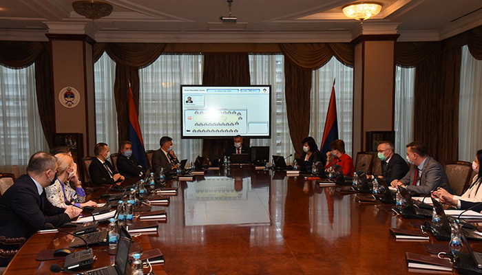 U RS zabrana okupljanja više od 50 ljudi, ograničen rad kafića