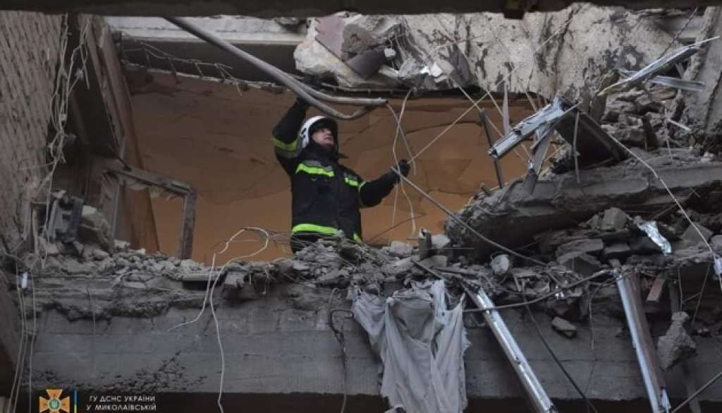 U ruskom napadu na ukrajinski lučki grad Mikolajev 18 ranjenih
