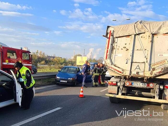 U saobraćajnoj nesreći na izlazu iz Tuzle povrijeđen vozač Fiata