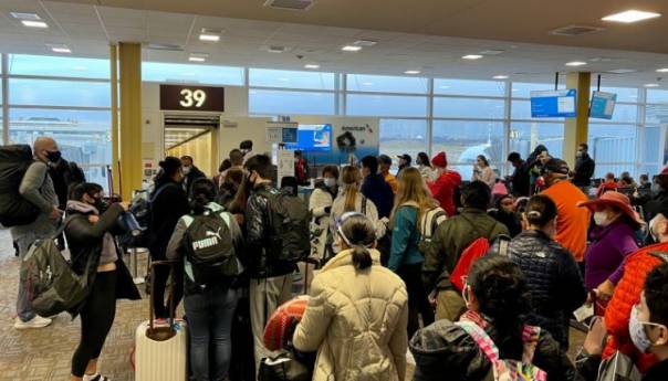 U SAD-u od ponedjeljka obavezne zaštitne maske u avionima i javnom prijevozu