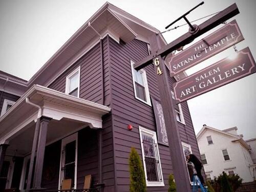 U SAD-u uhapšen muškarac: Bacio bombu na Sotonistički hram