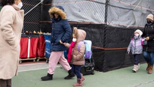 U SAD-u zbog omikrona odgođen početak škole