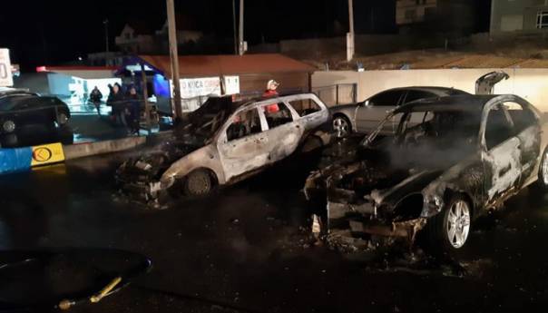 U salonu automobila u Vitezu izgorjelo više vozila