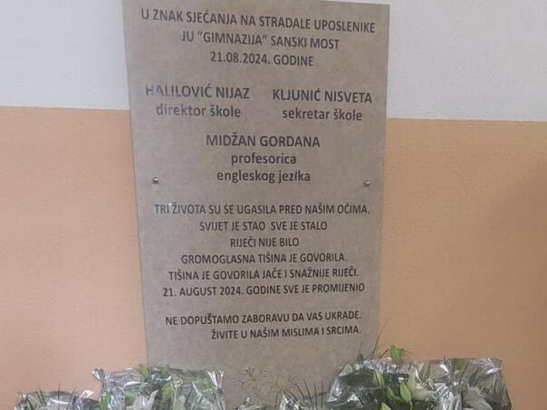 U Sanskom Mostu otkrivena spomen ploča ubijenim uposlenicima Gimnazije