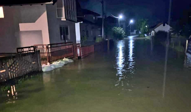 U Sanskom Mostu se oglasile sirene zbog poplava