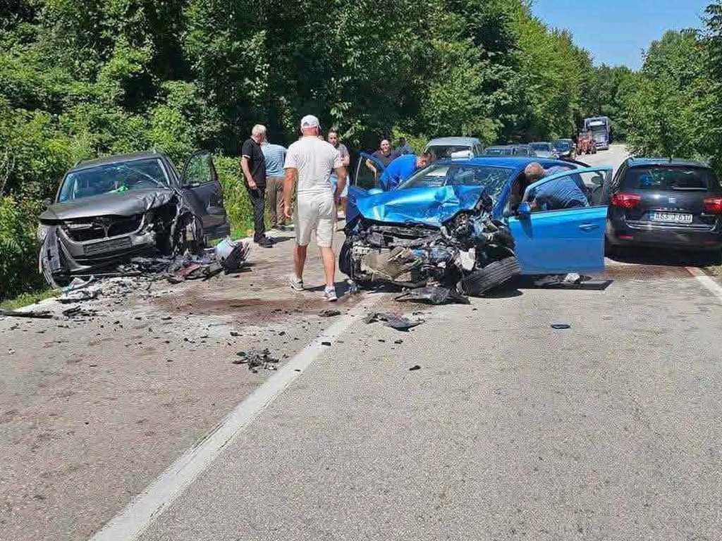 U saobraćajnoj nesreći kod Kladnja poginula jedna osoba, tri povrijeđene