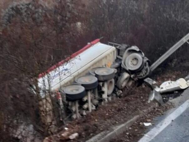 U saobraćajnoj nesreći kod Širokog Brijega poginuo vozač kamiona
