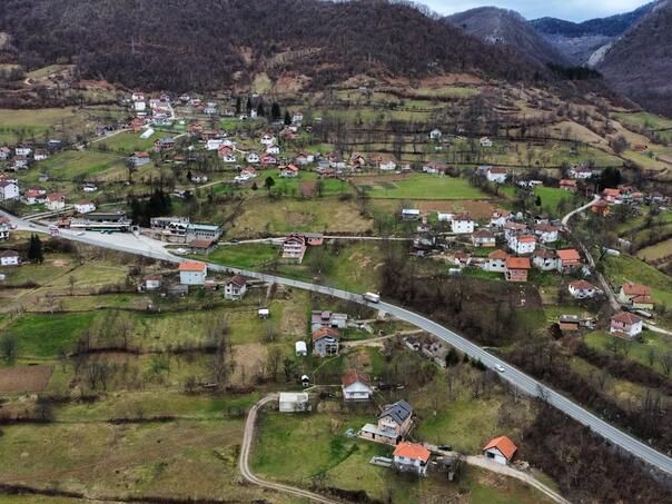U saobraćajnoj nesreći u blizini Kladnja povrijeđena tri mladića