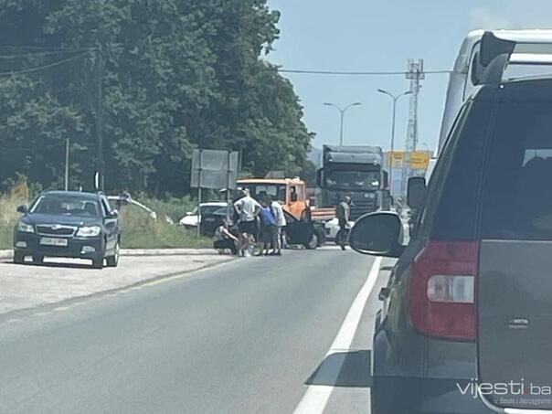 U saobraćajnoj nesreći u tuzlanskom naselju Šići povrijeđeno više osoba