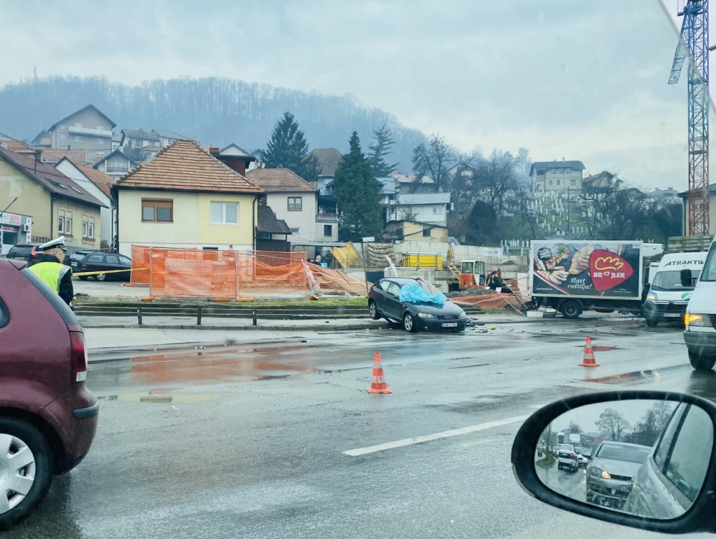 U saobraćajnoj nesreći u Tuzli poginula žena